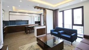 ハノイ賃貸アパート | To Ngoc Van通り、タイホー区の2LDKサービスアパートメント – バルコニーから美しい景色を望む