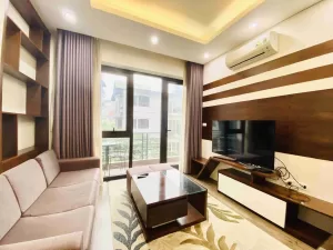 ハノイ賃貸アパート | To Ngoc Van通り、タイホー区の1LDK快適サービスアパートメント – 緑豊かな景観を望む