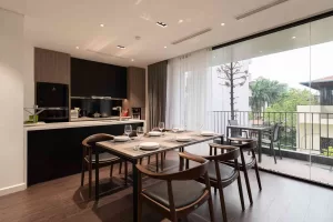 ハノイTay Ho区To Ngoc Van通りの最新設備2LDKアパート、日本人向け